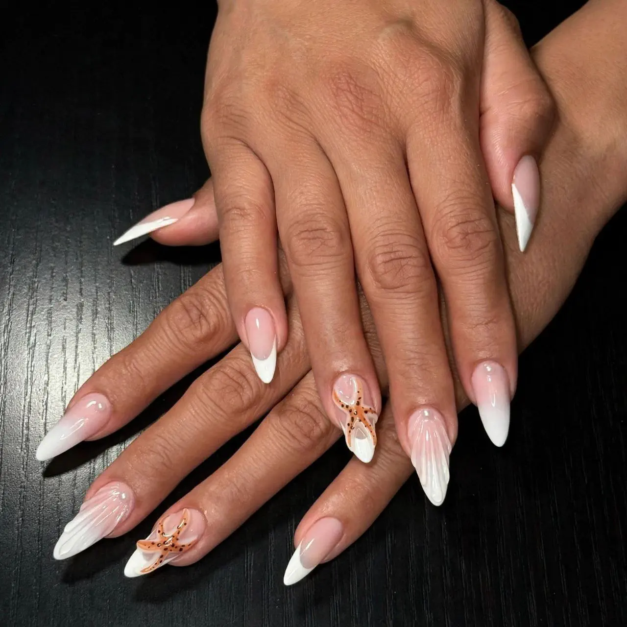 Γυαλιστερό nude μανικιούρ με κρυστάλλους – Elegant Nails Αγρίνιο